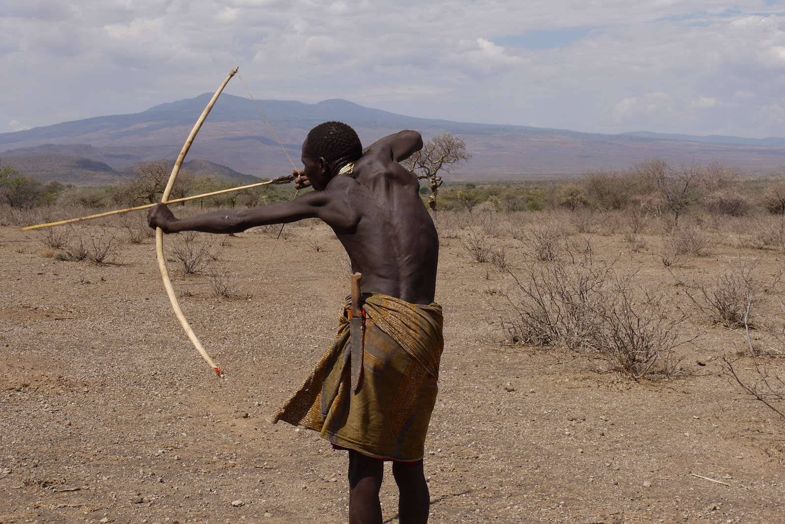 Arquer Hadza disparant una fletxa